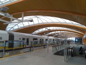 康新公路駅内部