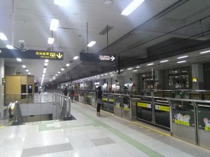 東宝興路駅ホーム