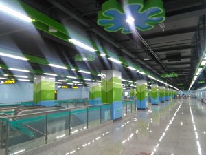 顧戴路駅コンコース