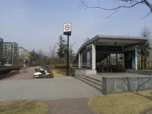 殷高東路駅入り口