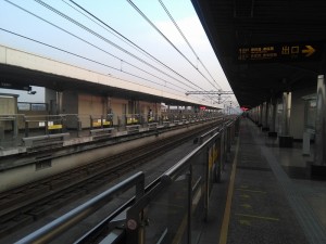 共富新村駅ホーム