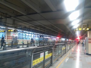共康路駅ホーム