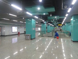 愛国路駅コンコース