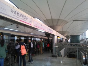 外高橋保税区北駅ホーム