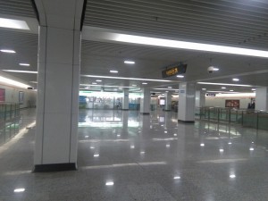 上大路駅コンコース