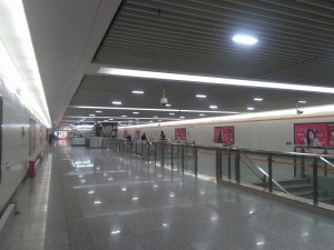 南陳路駅コンコース