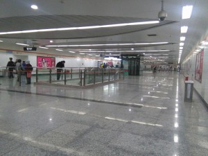 上海大学駅コンコース