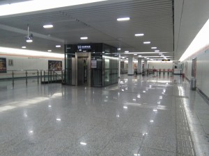 劉行駅コンコース