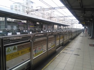 金平路駅ホーム