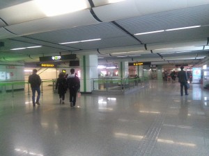 金科路駅コンコース