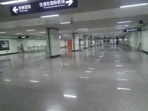 凌空路駅コンコース