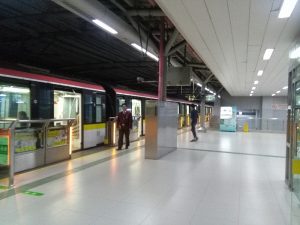 江楊北路駅ホーム