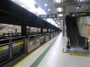 鉄力路駅ホーム