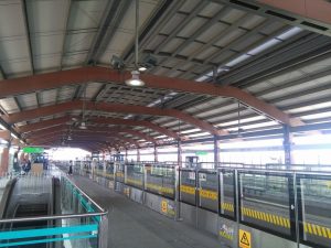 鶴沙航城駅ホーム