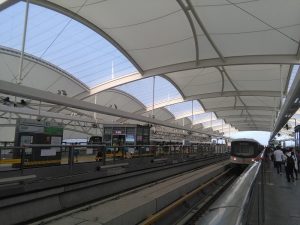 龍陽路駅ホーム