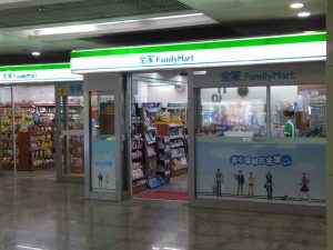 威寧路駅のファミリーマート