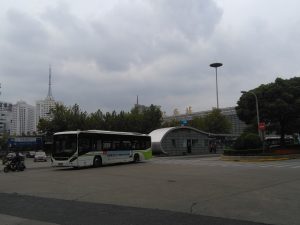 上海駅南広場（公共バスターミナル）