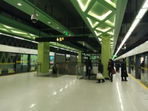 東方緑舟駅ホーム