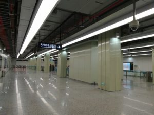 芳甸路駅コンコース