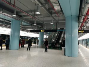 藍天路駅ホーム