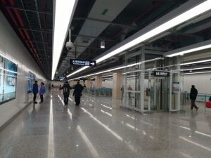 曹路駅コンコース