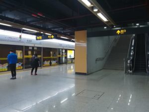 金海路駅ホーム