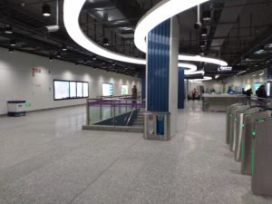 金海湖駅コンコース