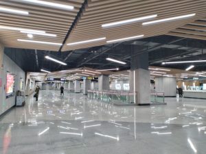 成山路駅コンコース