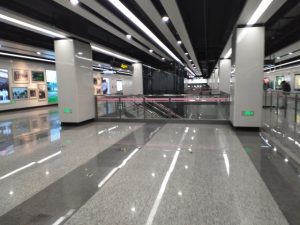 華鵬路駅コンコース