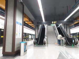 張江路駅ホーム