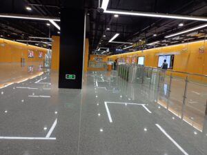 姚虹路駅コンコース