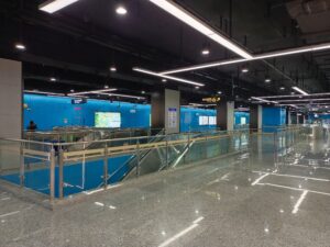 曙建路駅コンコース