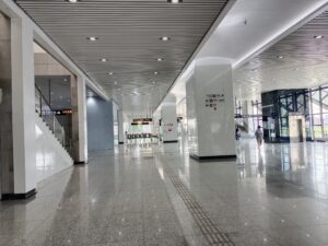 港城路駅コンコース