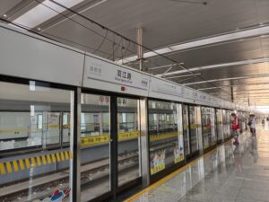 双江路駅ホーム